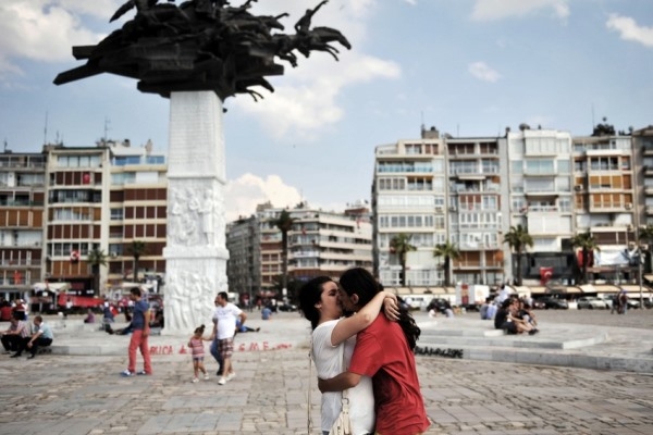 
	
	Một cặp đôi đang hôn nhau tại quảng trường Gundogdu ở Izmir, tại đây mọi người cắm trại như một phần của cuộc biểu tình chống chính phủ Thổ Nhĩ Kỳ, 09/06/2013.